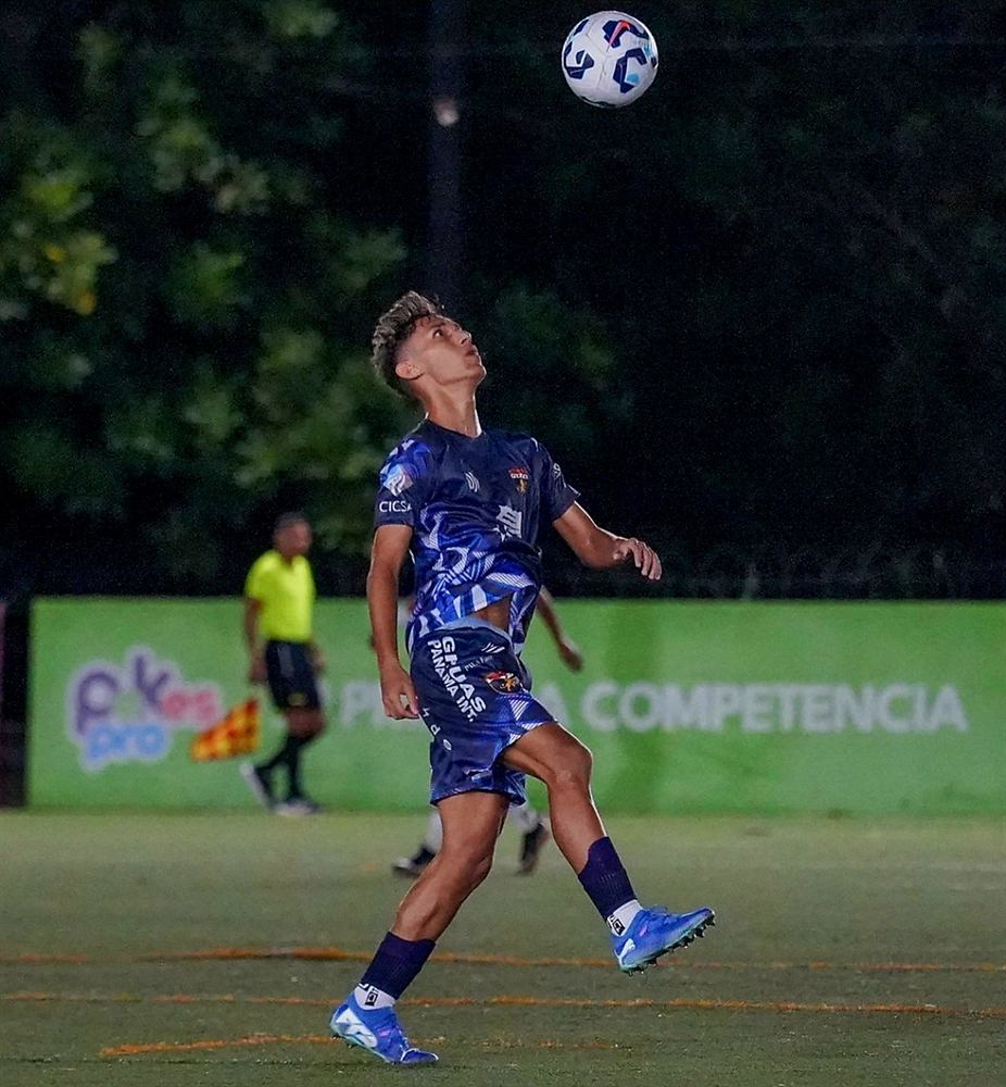 Angel Vivas cabecea con la camiseta azul, foto 2 de 62