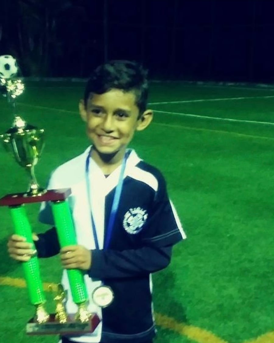 Angel Vivas de chico, con su primera copa en la cancha
