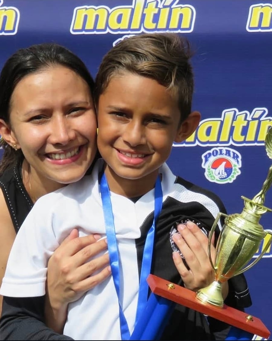 Angel Vivas de chico, abrazado a su mama despues de ganar un torneo