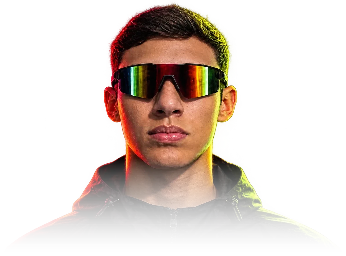 Angel Vivas de frente, con lentes deportivos y luz de neon roja y verde